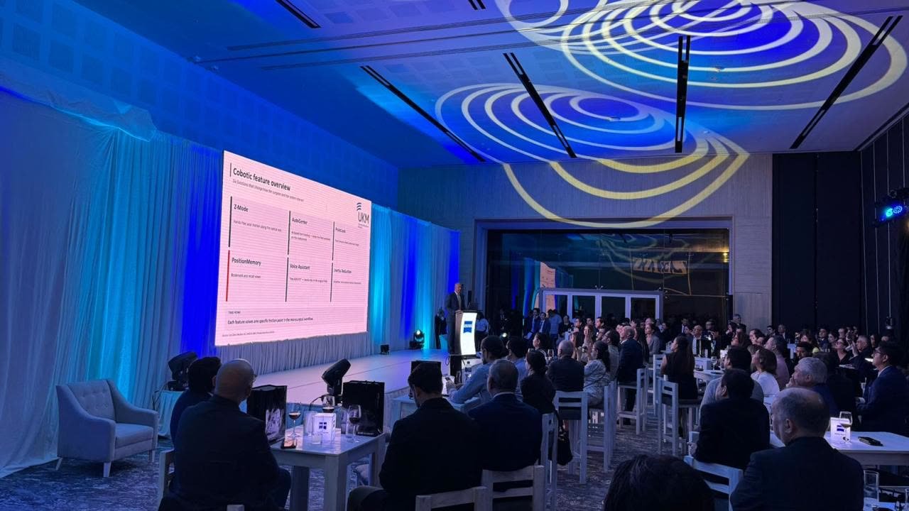 Congreso con pantalla LED y proyección de gobos en el techo